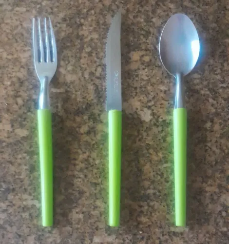 KIT 37 TALHERES em AÇO INOX com Cabo Plástico Verde (14 GARFOS + 17 FACAS + 6 COLHERES)