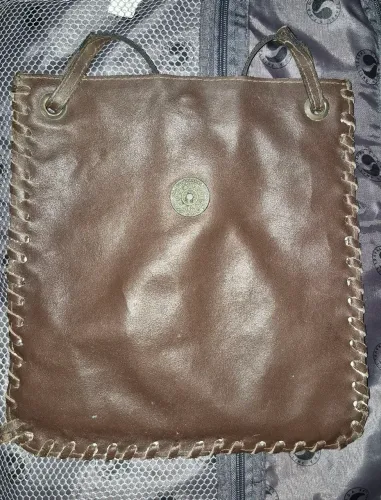Bolsa de couro artesanal com detalhes únicos