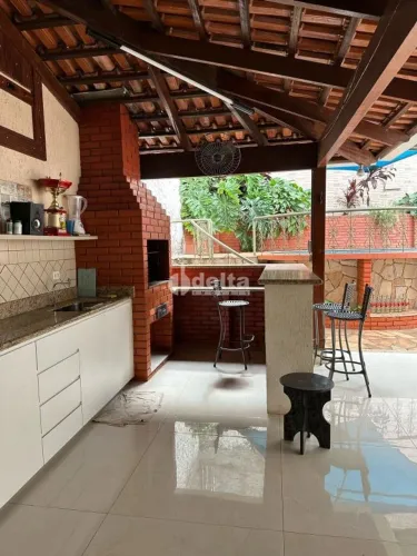 Casa residencial com 4 quartos sendo 2 suítes disponível para locação e venda no bairro Li