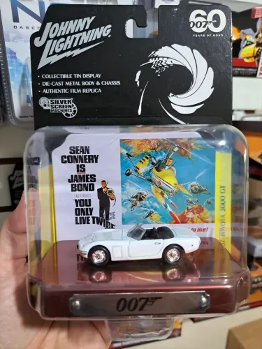 Miniatura Diorama Toyota 2000GT Filme Com 007 Só Se Vive Duas Vezes Johnny Lightning 1:64