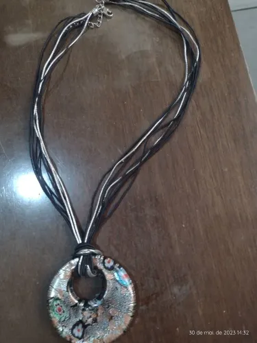 Vendo lindo colar com pingente de murano italiano 