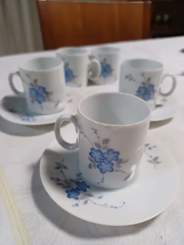 PORCELANA RENNER . Lindo, antigo e pequeno conjunto de café com 5 xícaras e 3 pires.
