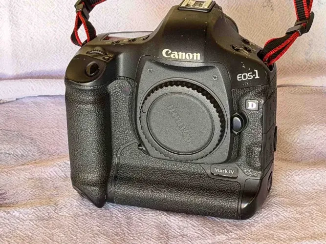 Câmera Digital SLR Canon EOS 1D Mark IV USADA - Preta (Somente o Corpo)
