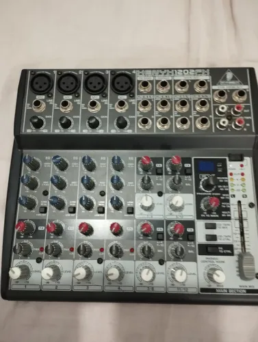Mesa de som Behringer 1202fx semi nova