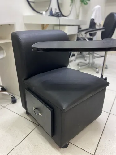 Vendo cadeira para manicure, com pouco tempo de uso ! 