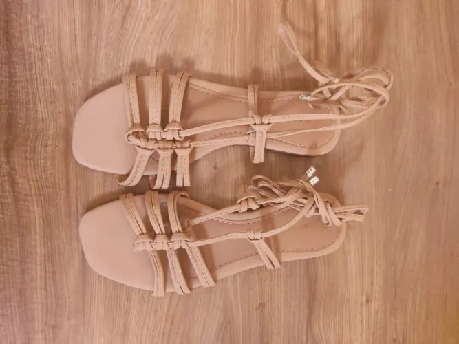 Sandália Rasteirinha Bege com Amarração - Conforto e Estilo