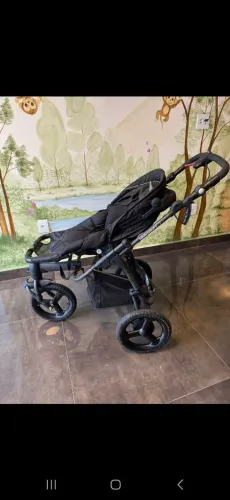 Carrinho de Bebê com bebê conforto