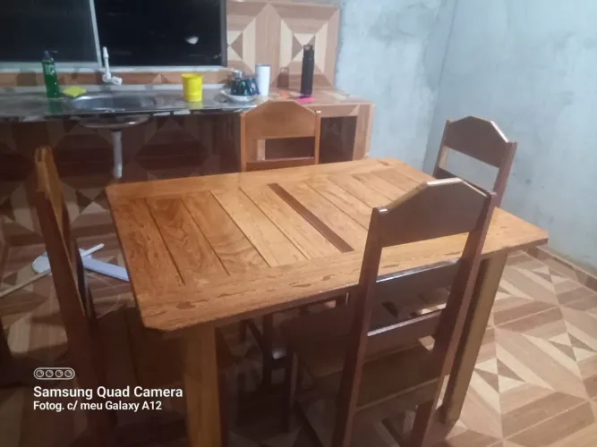 Mesa de jantar em madeira maciça com 4 cadeiras, a partir de 350 a 80 por 80 avista.