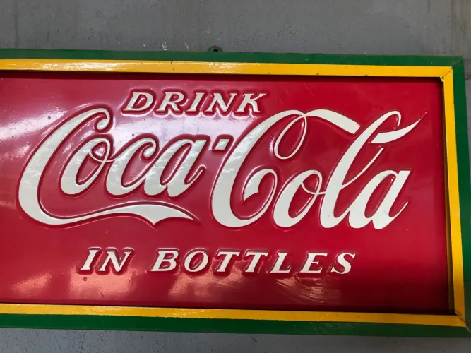 Placa antiga de metal coca cola