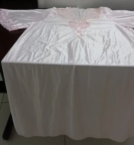 Camisola de Seda Rosa com Detalhes em Renda