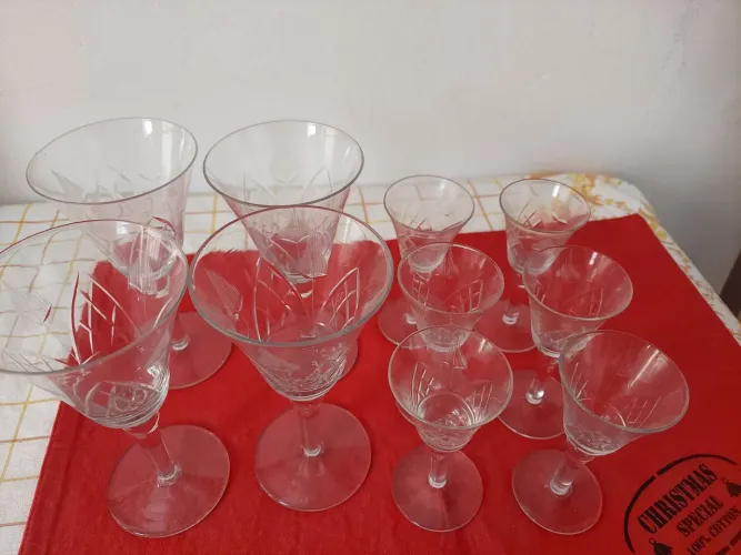 6 taças para licor e 4 taças para água/vinho em puro cristal