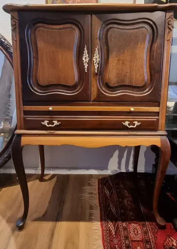 Armário Antigo de Madeira Maciça