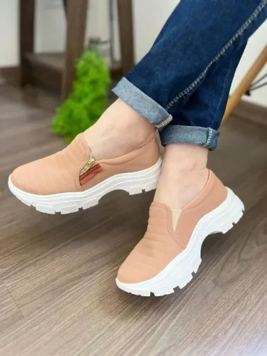 Tênis Slip On Feminino Bege com Solado Branco