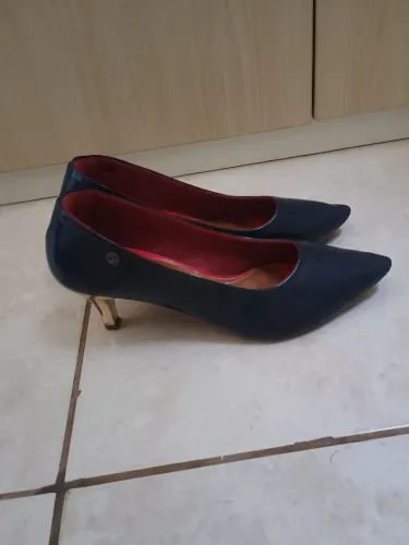 Scarpin azul marinho acolchoado