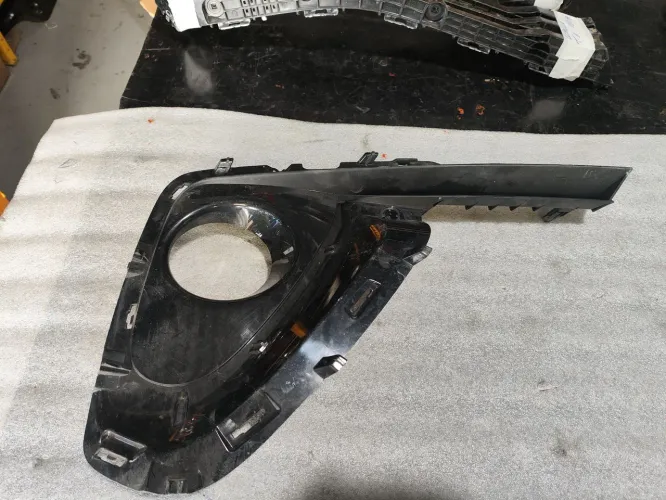 Moldura farol milha lado direito SW4 2016 2017 2018 2019 2020