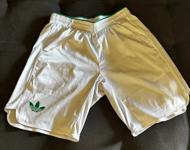 Vendo Bermuda Adidas Original. Tamanho M