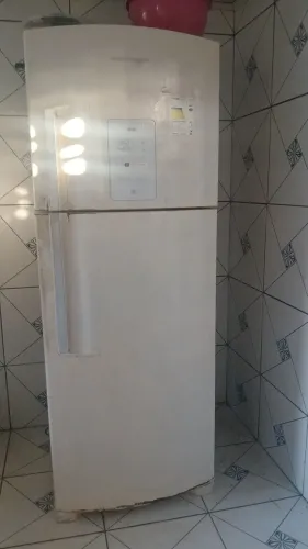 Geladeira espaçosa e linda