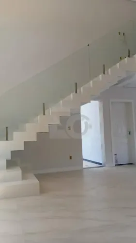 Condomínio DAMHA: Casa Duplex em Construção com 4 Suítes e Piscina Privativa