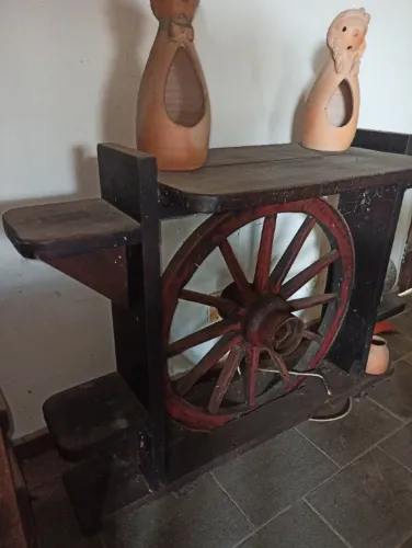Estante Rústica em madeira de roda de caroça