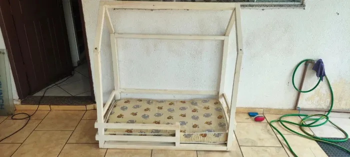 Cama Infantil Montessoriana Casinha com Proteção Lateral + Colchão Antirrefluxo