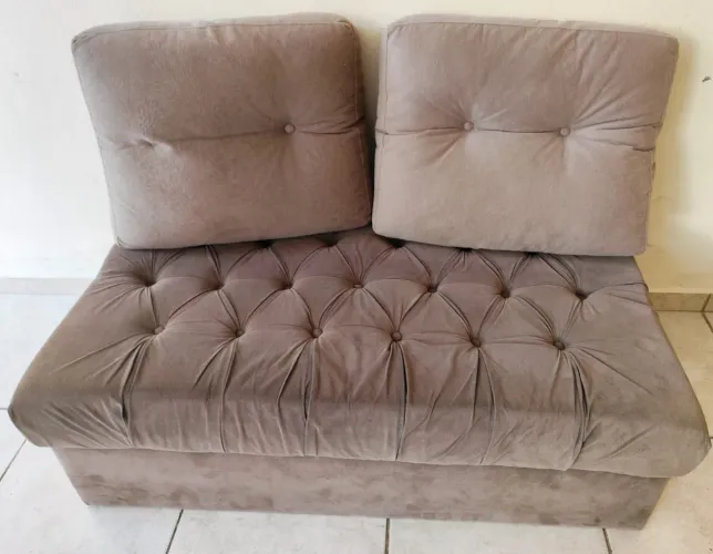 Puff baú marrom com duas almofadas grandes<br>Medidas do Puff 1,23 x 0,70 x 0,40