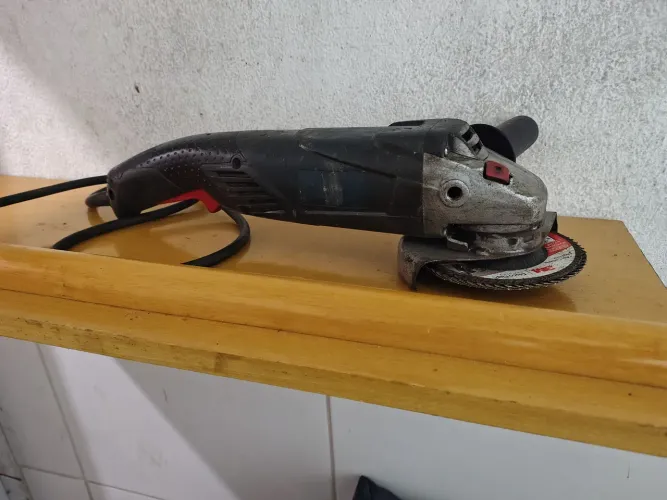 $350 Lixadeira Esmerilhadeira profissional Bosch gatilho ergonômico + brindes