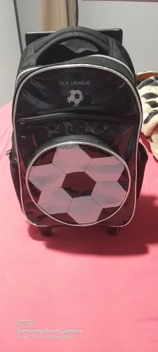 Mala rodinha..marca de uso..estojo e lancheira..bem conservado