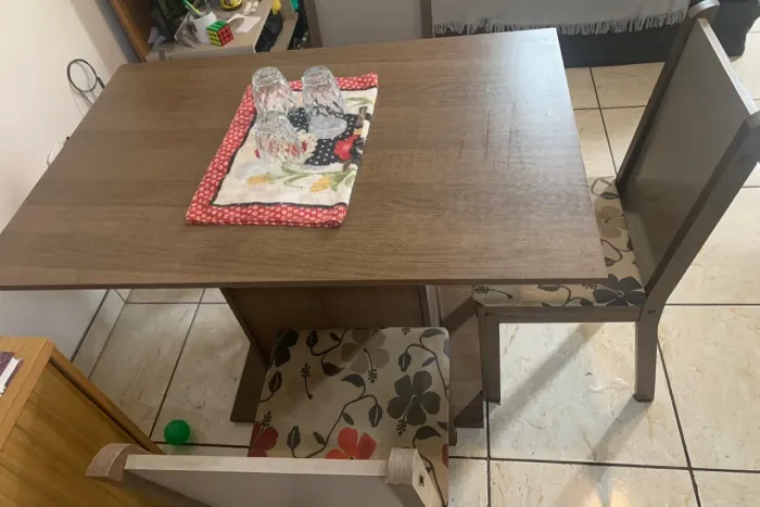 Mesa com 4 cadeiras 