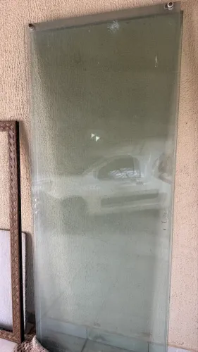 Porta de vidro 10 mm com perfis em alumínio. 