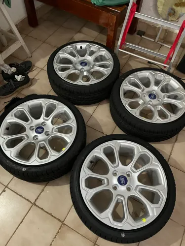 Jogo de rodas aro 17 Ford Titanium pneus novos 