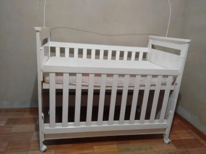 Vende se berço tipo americano semi novo, com colchão.