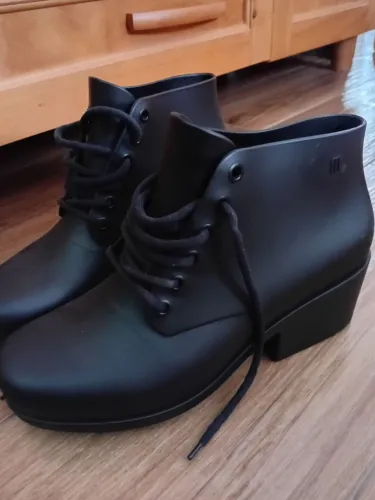 Bota preta de salto Melissa