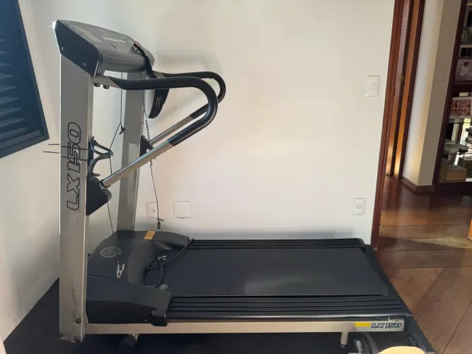 Esteira Movement LX150. Suporta até 150kg