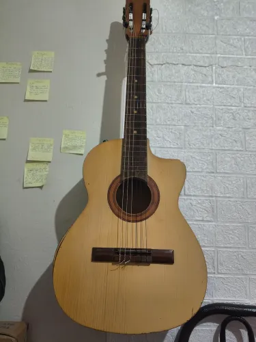 Violão tonante semi acústico velho ( preciso de reparo)