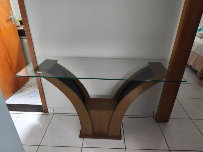 Aparador Barcelona com tampo de vidro e base curva de MDF/madeira.