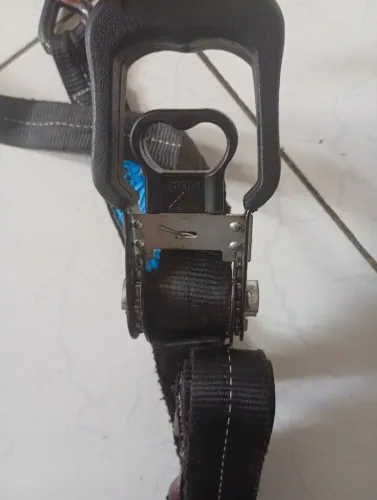 Cinta para prender cargas e etc .