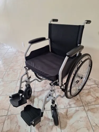 Cadeira de Rodas Cirúrgica  com braço  removível 