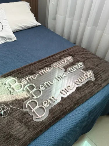 Letreiro Neon LED ?Bem me quero, Bem me amo, Bem me cuido?