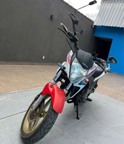 CB 300 versão capitão América