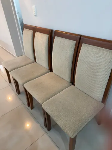 Vendo 8 cadeiras de madeira maciça