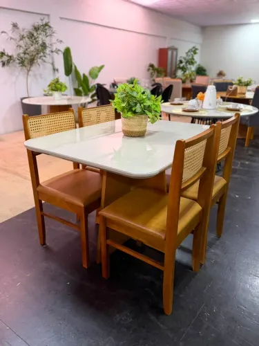 MESA DE JANTAR MADEIRA COM 4 CADEIRAS MADEIRA