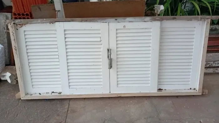 Janelão de madeira maciça com 1,72cm de comprimento e 68,5cm de altura