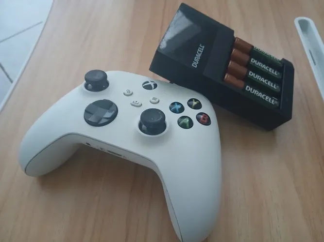 Controle de Xbox Series S + Carregador e Pilhas Duracell