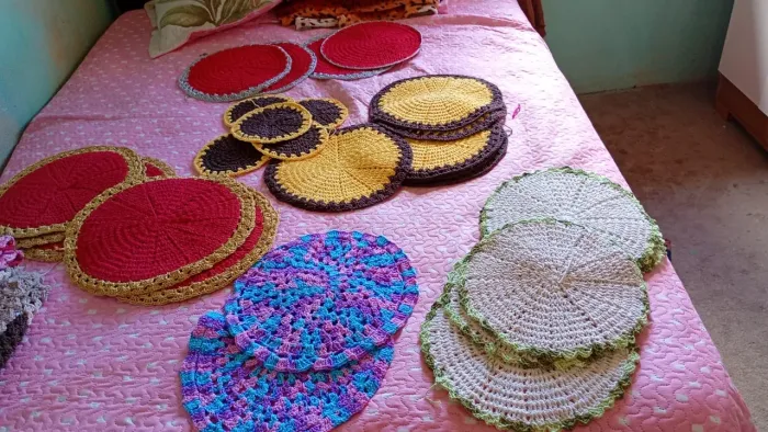 Vendo tapetes de crochê e kits de mesa posta
