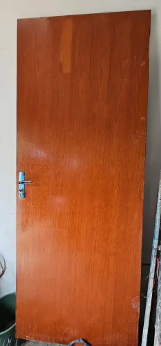 Vendo porta de madeira já com fechadura média 80 × 2.06