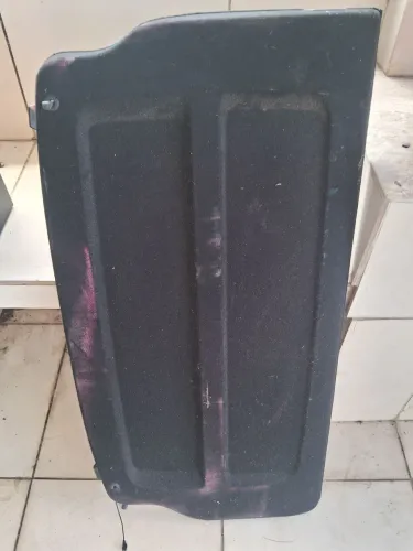 Acessorio para carro tampa de mala.