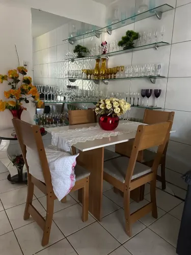 Mesa com 4 cadeiras, nova! 