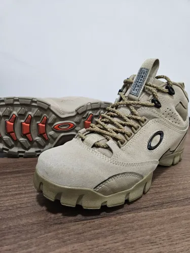 Bota Oakley