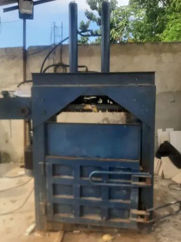 Prensa enfardadeira de reciclável