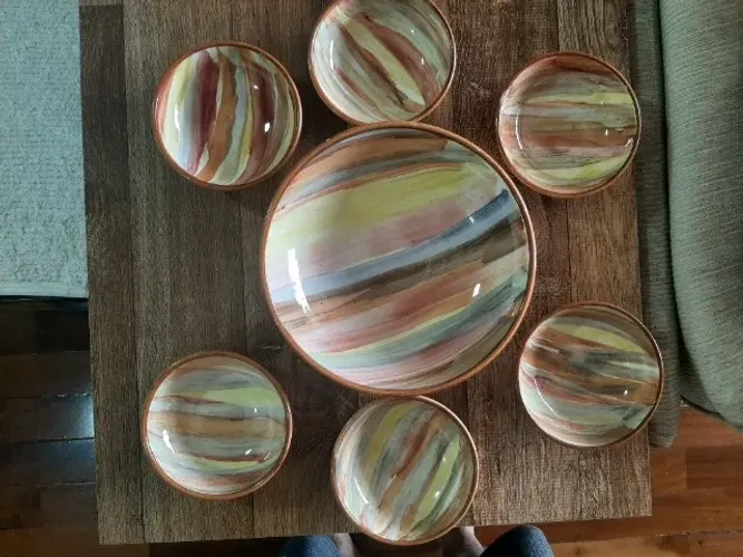 Conjunto de Servir em Cerâmica Artesanal Listras Coloridas - 7 Peças 13 e 23 cm - Nova!